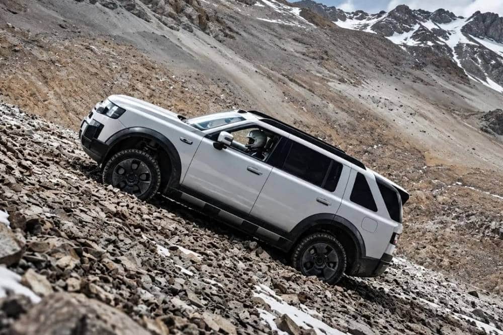 https://cdn.autogreeknews.gr/wp-content/uploads/2026/09/freelander-8-guiness-record.jpg