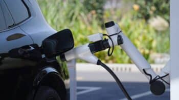 Η Geely βάζει AI στη φόρτιση και κατεβαίνει από το 5λεπτο