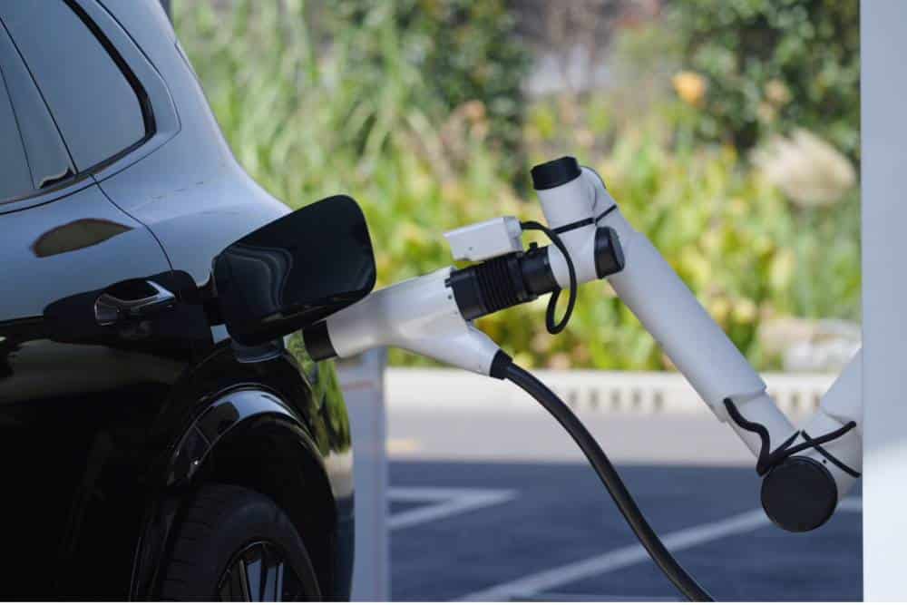 https://cdn.autogreeknews.gr/wp-content/uploads/2026/09/geely-ai-charging-1.jpg