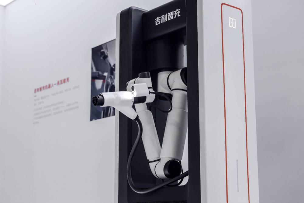 https://cdn.autogreeknews.gr/wp-content/uploads/2026/09/geely-ai-charging-4.jpg