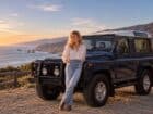 Η Κιμ Μπάσιντζερ πουλάει το Land Rover της και γίνεται χαμός