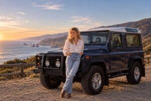 Η Κιμ Μπάσιντζερ πουλάει το Land Rover της και γίνεται χαμός