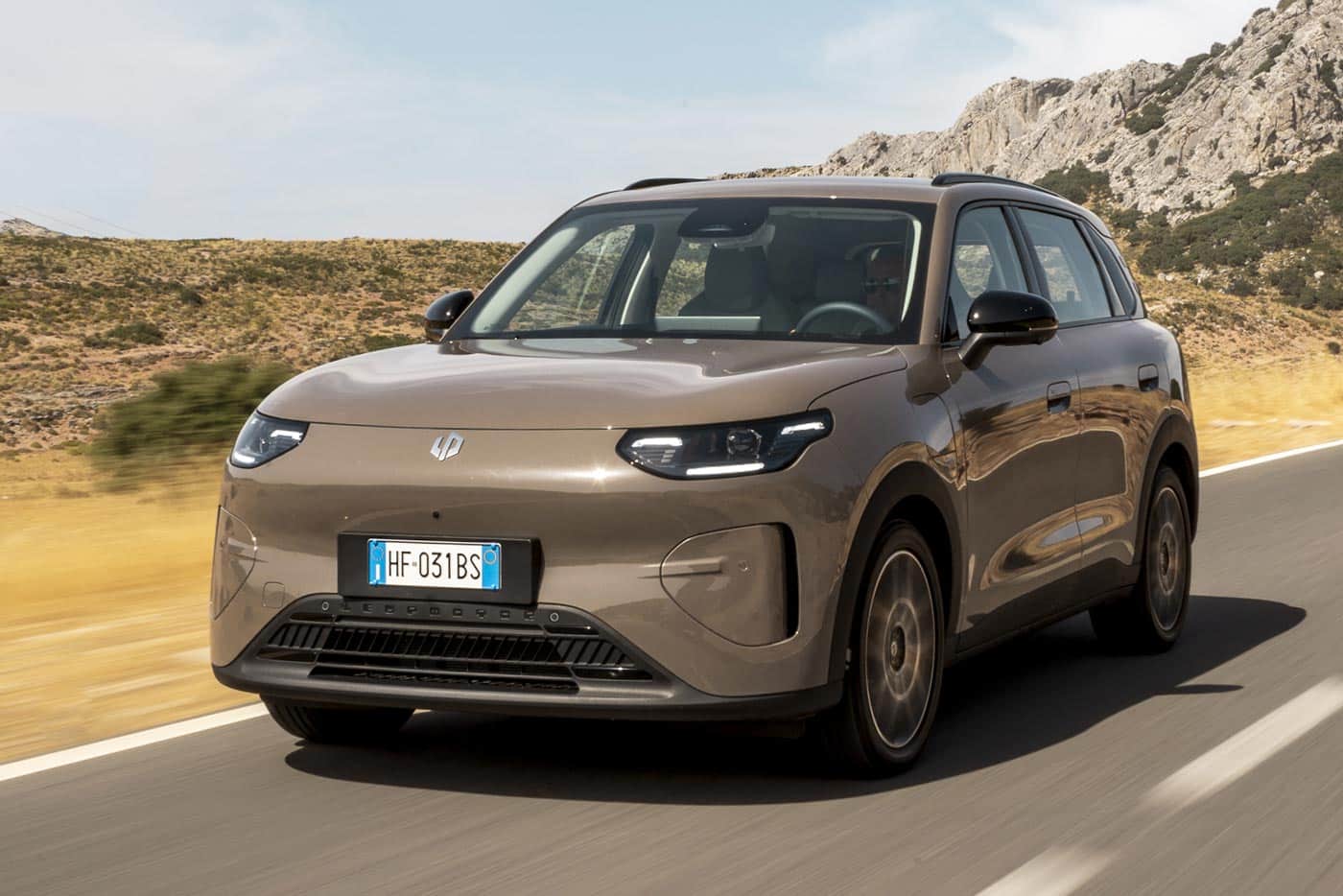 https://cdn.autogreeknews.gr/wp-content/uploads/2026/09/leapmotor-b03x-acorn-brown-dynamic-outdoor-road.jpg