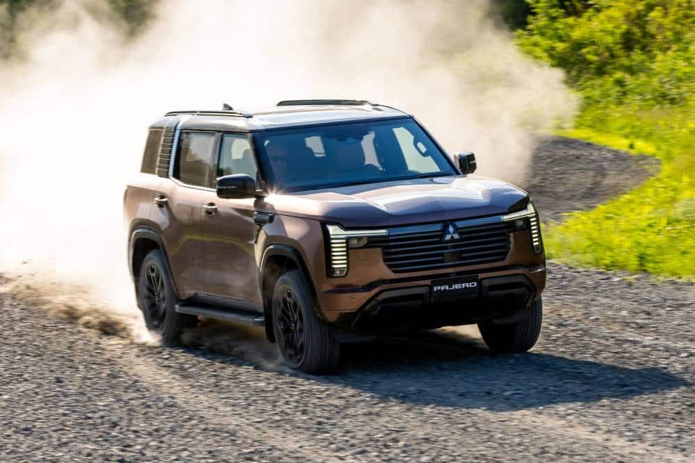 https://cdn.autogreeknews.gr/wp-content/uploads/2026/09/mitsubishi_pajero_2026.jpg