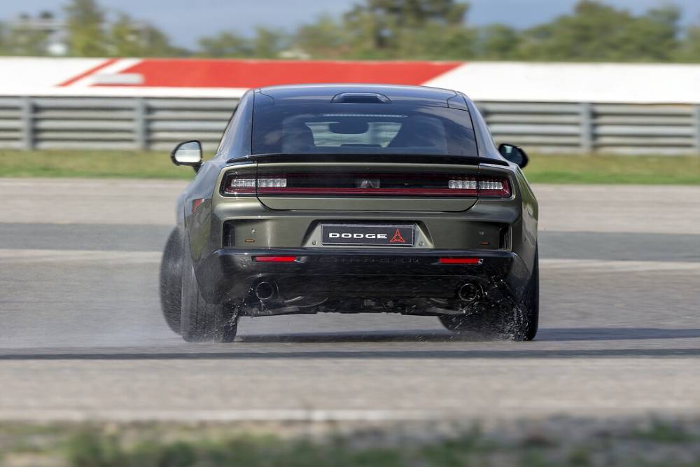 https://cdn.autogreeknews.gr/wp-content/uploads/2026/09/new-dodge-charger-1.jpg