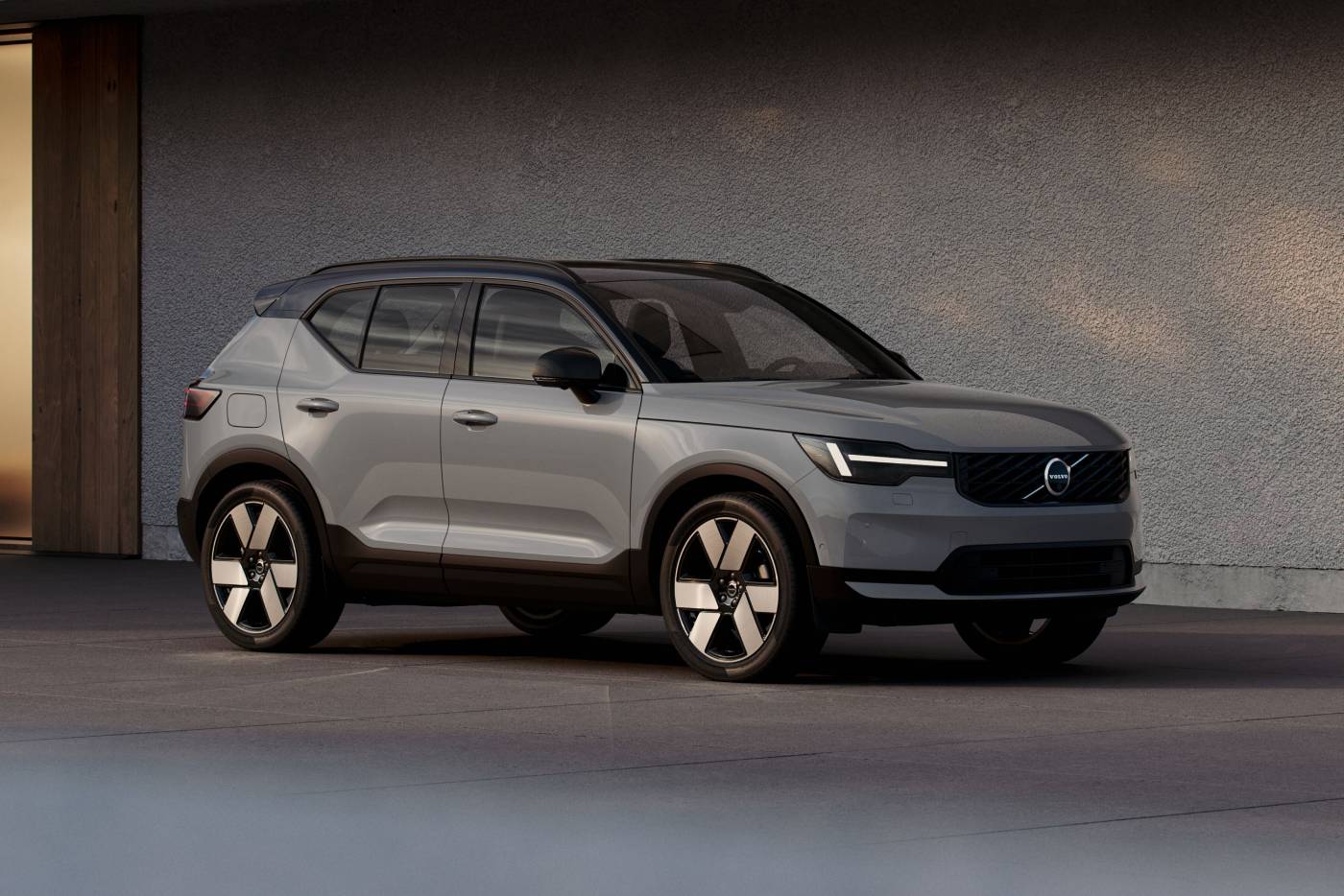 https://cdn.autogreeknews.gr/wp-content/uploads/2026/09/new-volvo-xc40-and-ec40-1.jpg