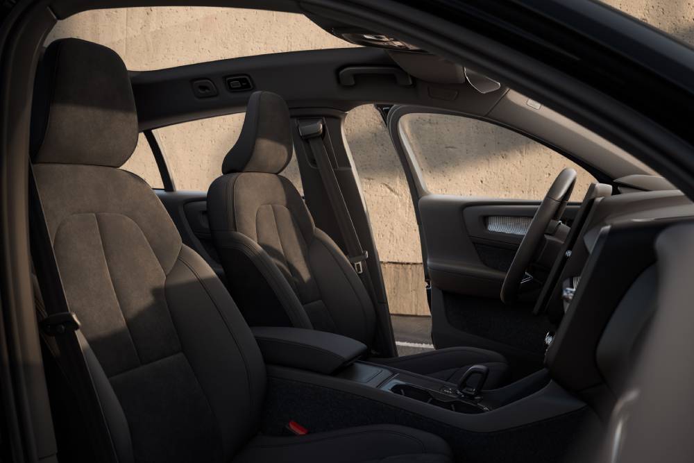 https://cdn.autogreeknews.gr/wp-content/uploads/2026/09/new-volvo-xc40-and-ec40-5.jpg