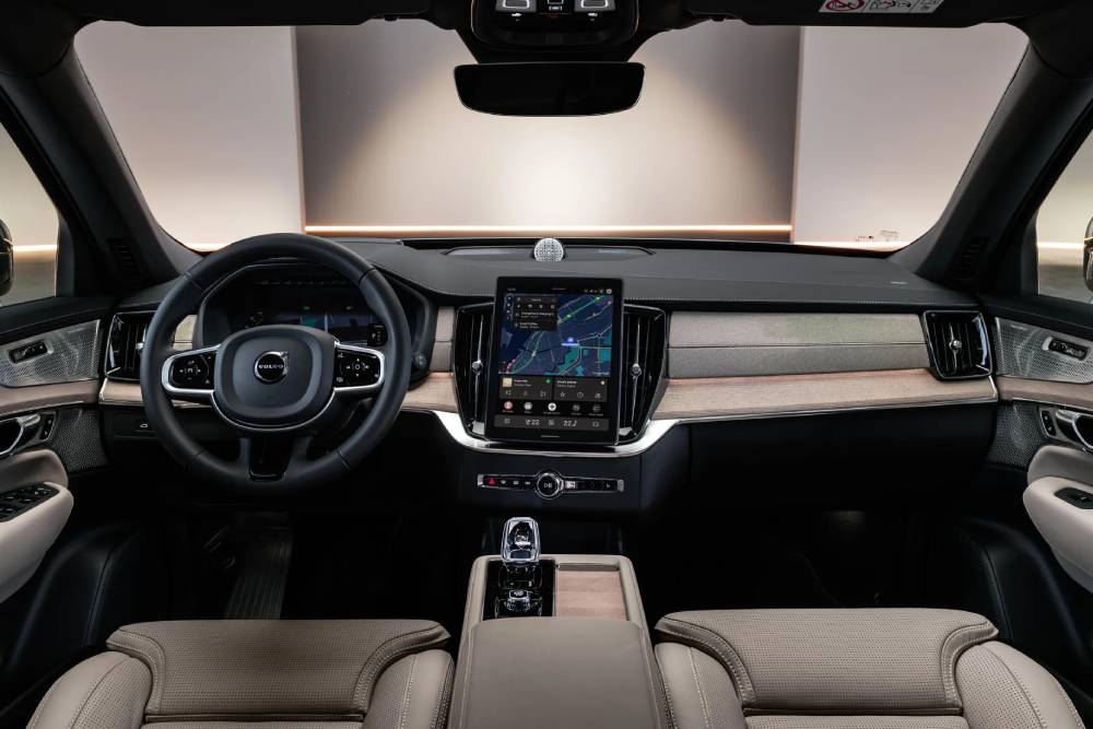 https://cdn.autogreeknews.gr/wp-content/uploads/2026/09/new-volvo-xc60-and-xc90-2.jpg