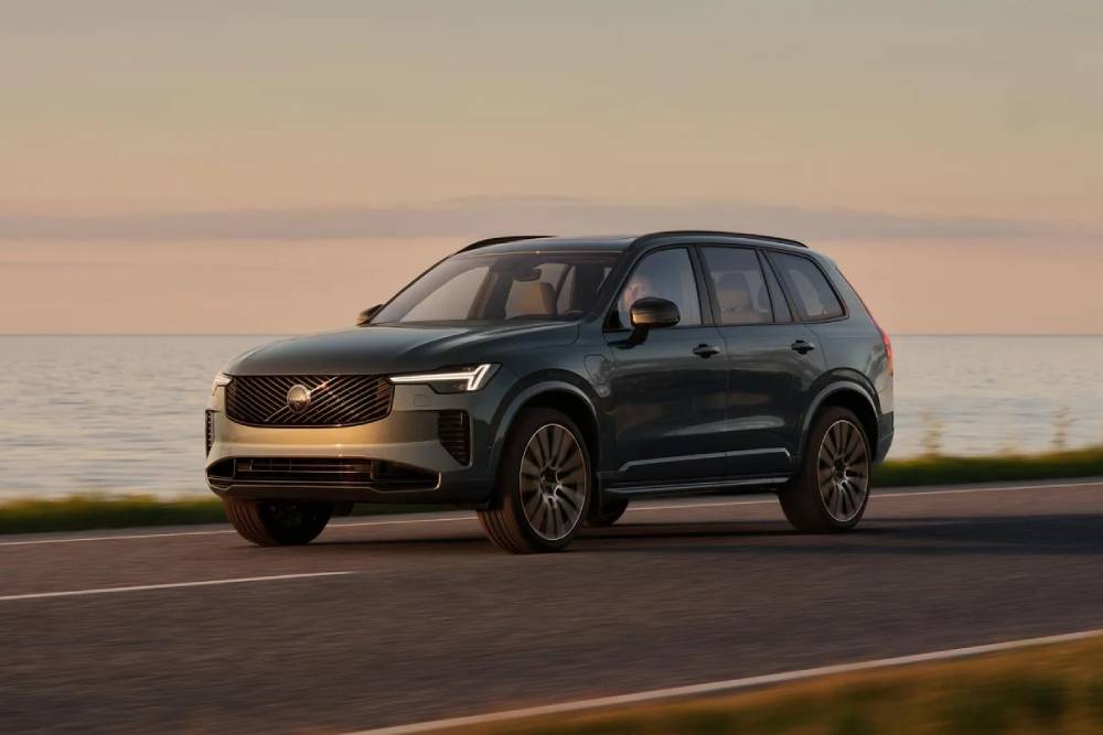 https://cdn.autogreeknews.gr/wp-content/uploads/2026/09/new-volvo-xc60-and-xc90-4.jpg