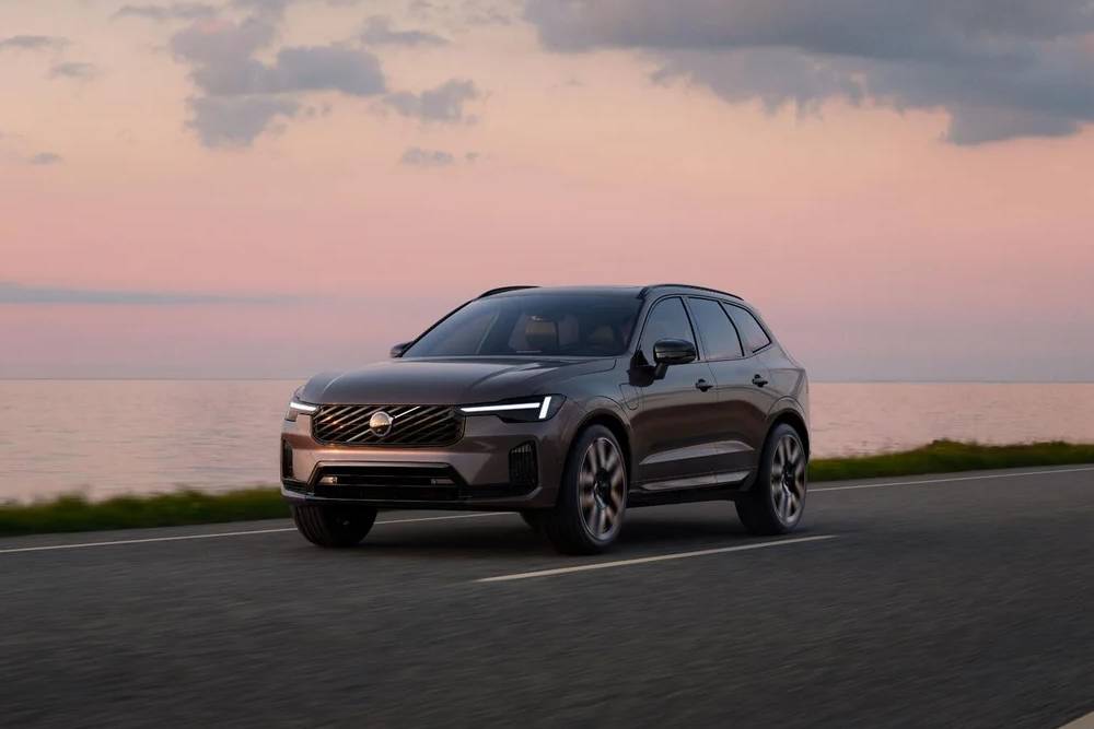 https://cdn.autogreeknews.gr/wp-content/uploads/2026/09/new-volvo-xc60-and-xc90-5.jpg