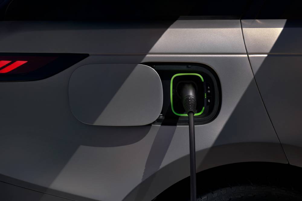 https://cdn.autogreeknews.gr/wp-content/uploads/2026/09/range-rover-sport-electric-2.jpg