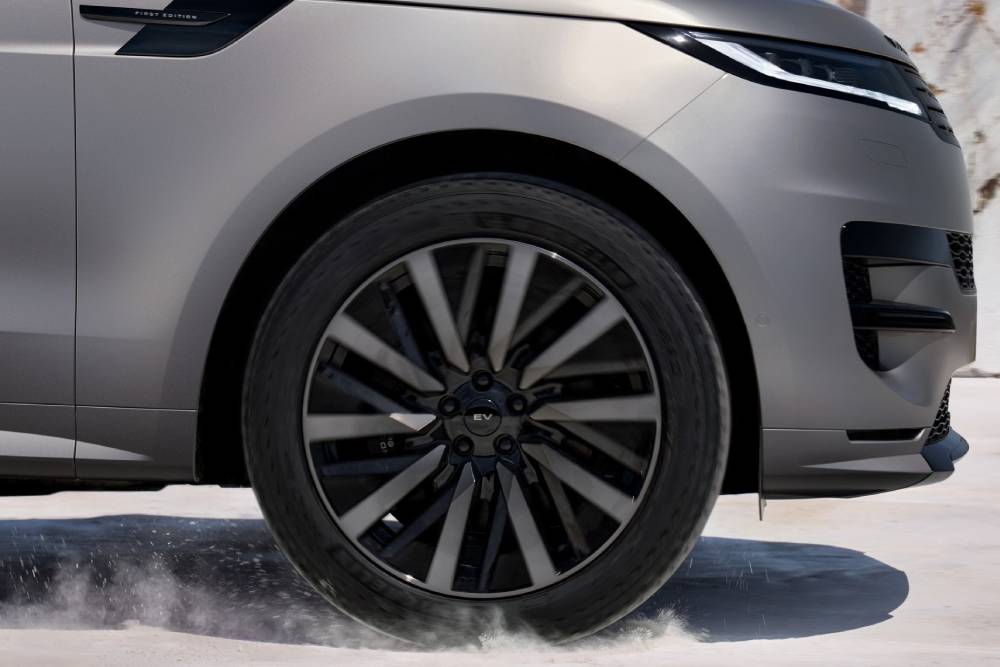 https://cdn.autogreeknews.gr/wp-content/uploads/2026/09/range-rover-sport-electric-3.jpg