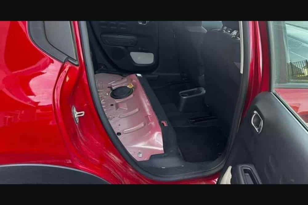https://cdn.autogreeknews.gr/wp-content/uploads/2026/09/stolen-rear-seats-02.jpg