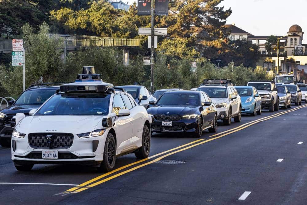 https://cdn.autogreeknews.gr/wp-content/uploads/2026/09/waymo-robotaxi-drive-02.jpg