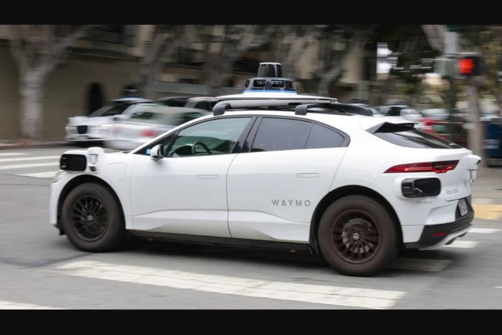 https://cdn.autogreeknews.gr/wp-content/uploads/2026/09/waymo-robotaxi-drive-03.jpg