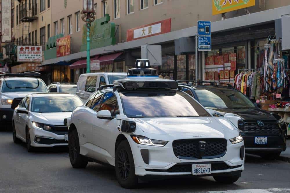 https://cdn.autogreeknews.gr/wp-content/uploads/2026/09/waymo-robotaxi-drive.jpg