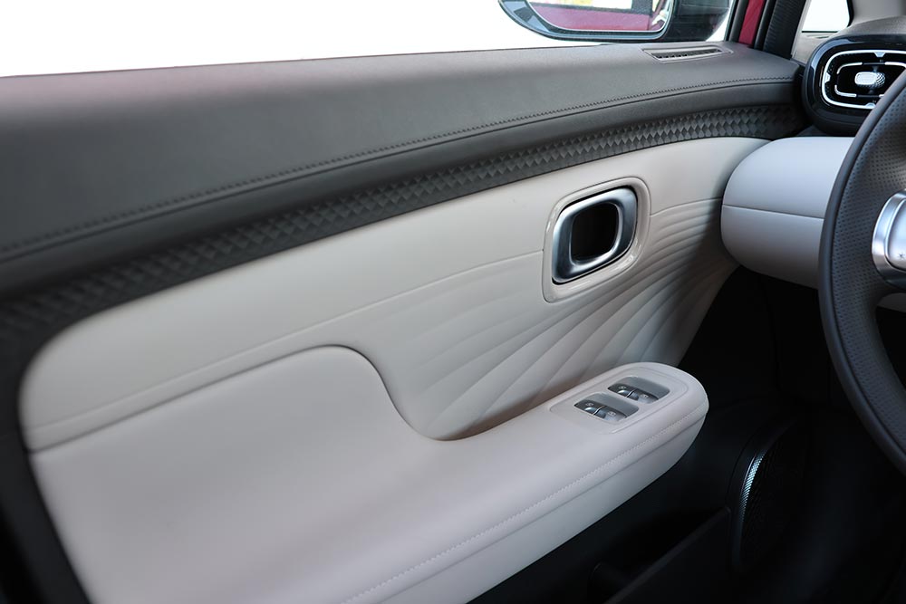 https://cdn.autogreeknews.gr/wp-content/uploads/2026/10/Aion-UT-interior-3.jpg