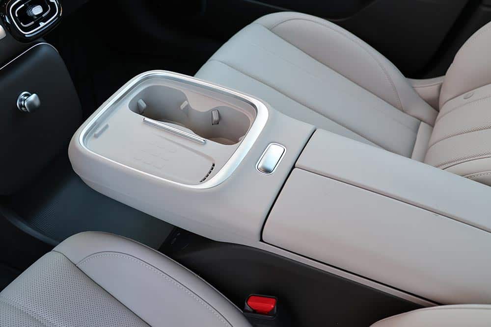 https://cdn.autogreeknews.gr/wp-content/uploads/2026/10/Aion-UT-interior-4.jpg
