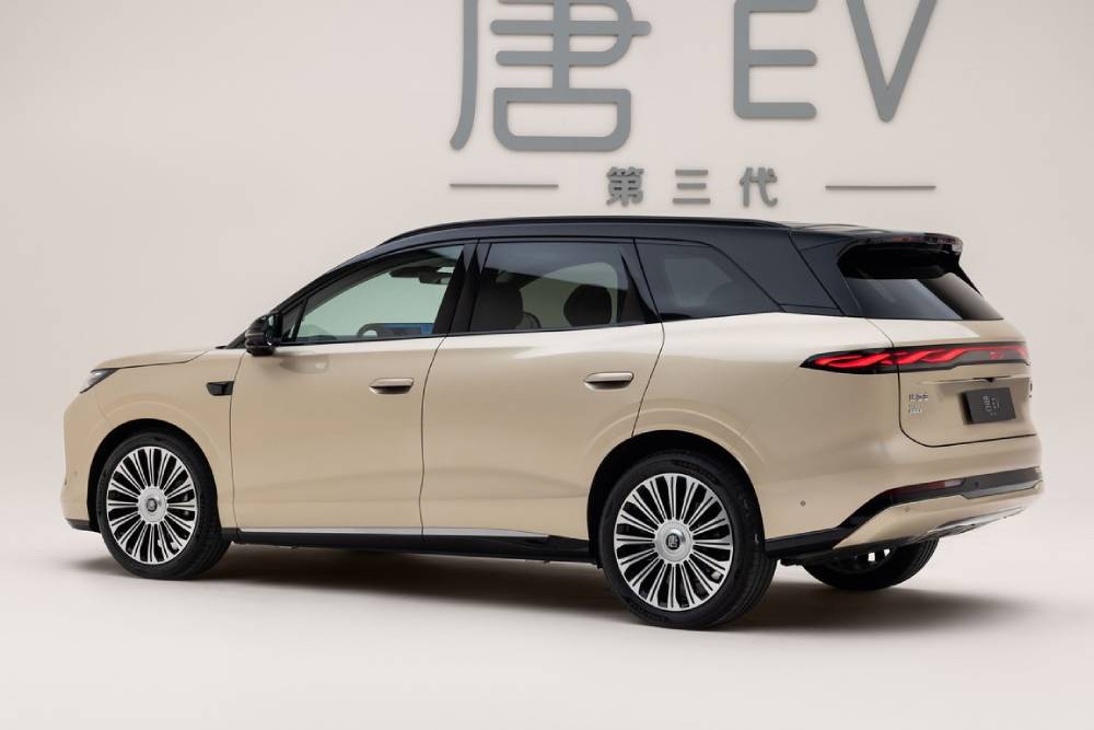 https://cdn.autogreeknews.gr/wp-content/uploads/2026/10/BYD-Tang-04.jpg
