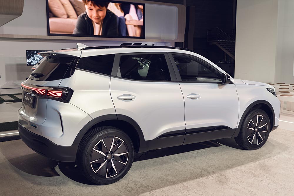 https://cdn.autogreeknews.gr/wp-content/uploads/2026/10/Chery-Tiggo-4-HEV-Silver-Moonlight-007.jpg