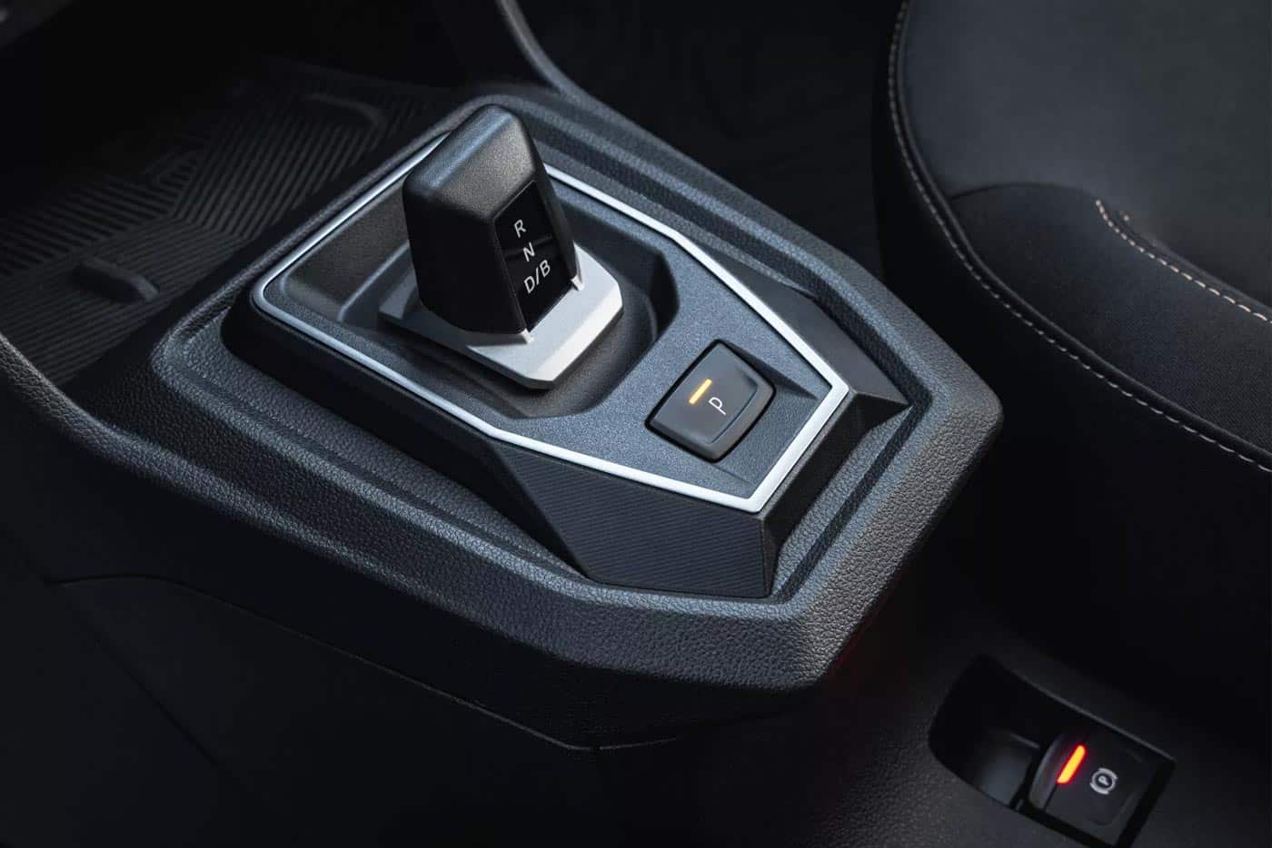 https://cdn.autogreeknews.gr/wp-content/uploads/2026/10/Dacia-Hybrid-155-gear-level.jpg