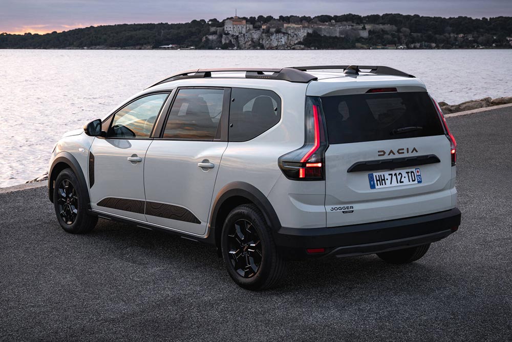 https://cdn.autogreeknews.gr/wp-content/uploads/2026/10/Dacia-Jogger-hybrid-155-Extreme-version-12.jpg