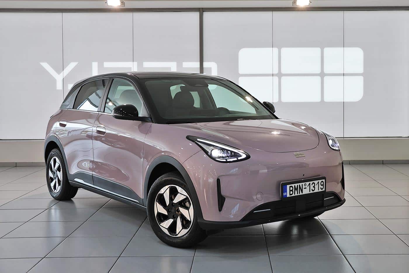 https://cdn.autogreeknews.gr/wp-content/uploads/2026/10/Geely-E2-ekthesi-1.jpg