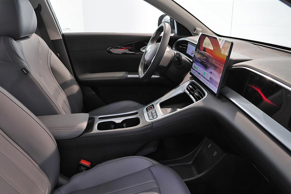 https://cdn.autogreeknews.gr/wp-content/uploads/2026/10/Geely-E2-ekthesi-10.jpg
