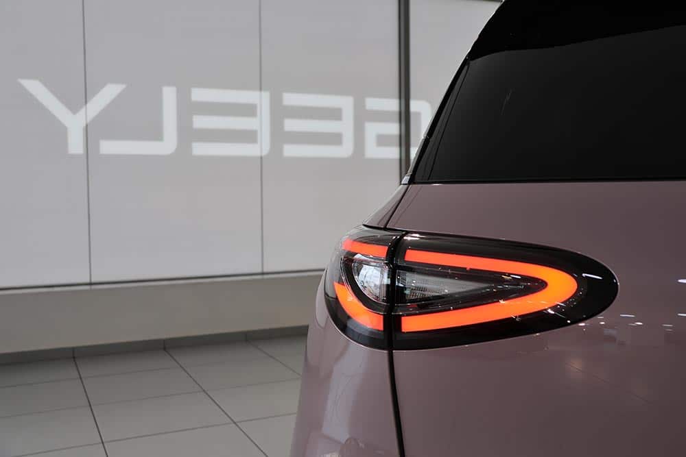 https://cdn.autogreeknews.gr/wp-content/uploads/2026/10/Geely-E2-ekthesi-14.jpg