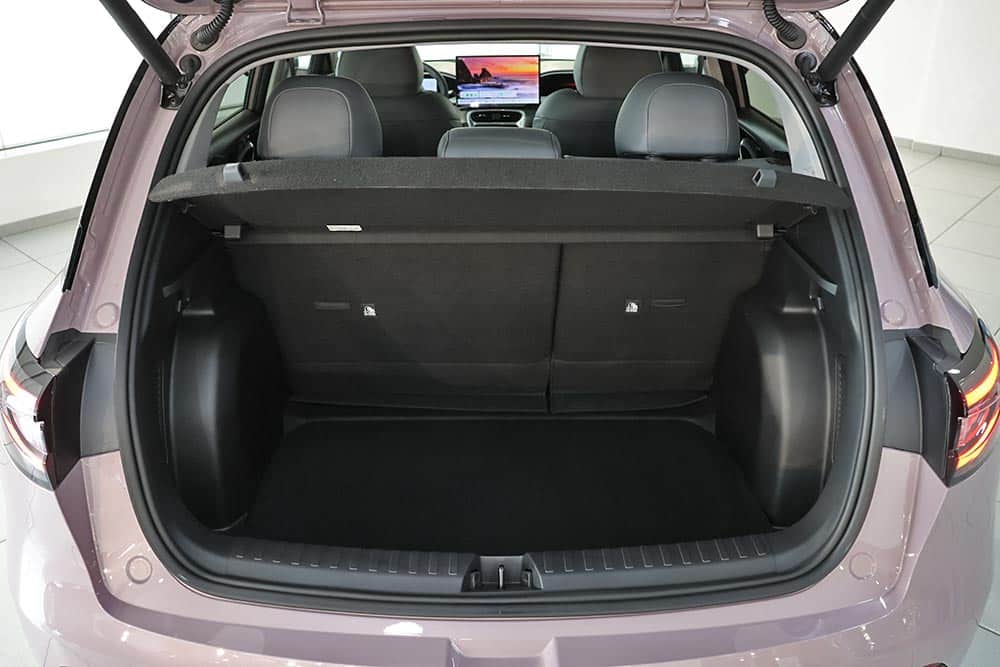 https://cdn.autogreeknews.gr/wp-content/uploads/2026/10/Geely-E2-ekthesi-15.jpg