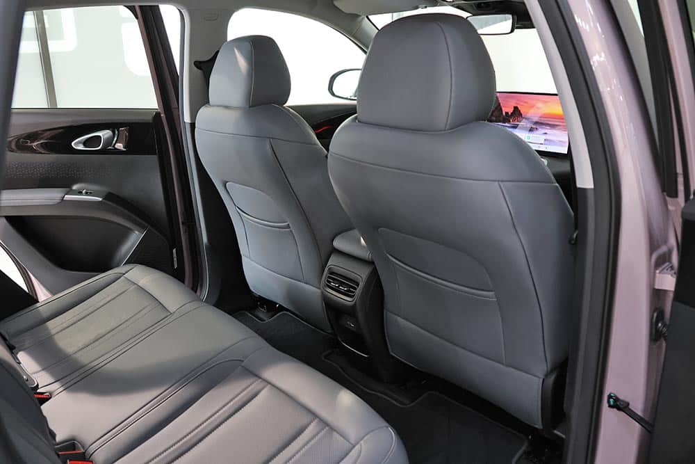 https://cdn.autogreeknews.gr/wp-content/uploads/2026/10/Geely-E2-ekthesi-18.jpg