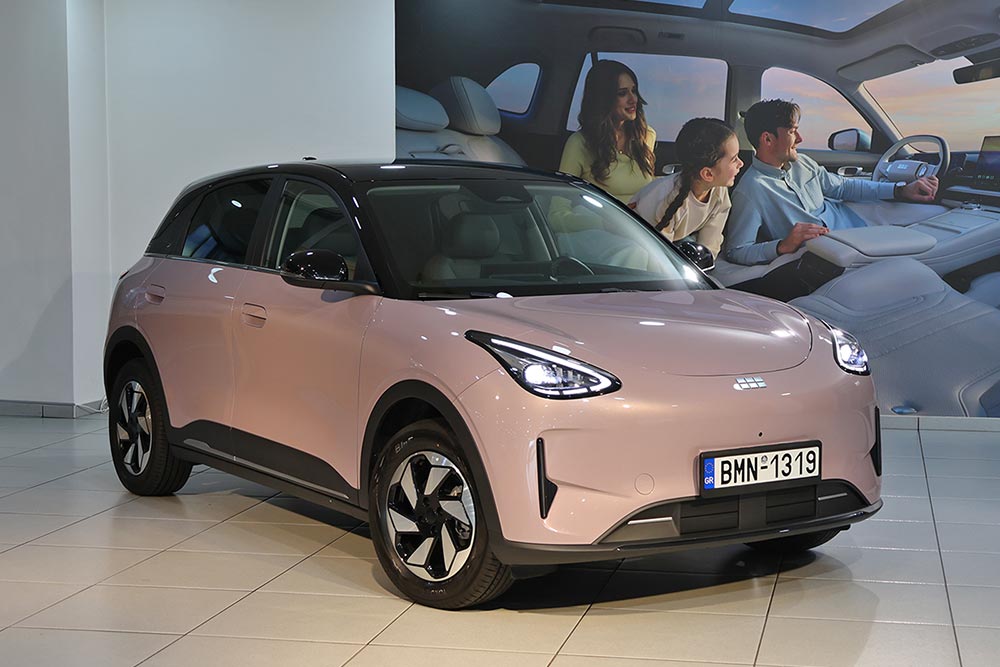 https://cdn.autogreeknews.gr/wp-content/uploads/2026/10/Geely-E2-ekthesi-4.jpg