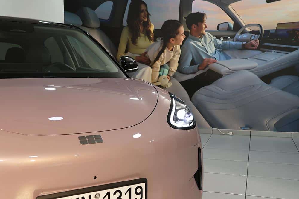 https://cdn.autogreeknews.gr/wp-content/uploads/2026/10/Geely-E2-ekthesi-5.jpg