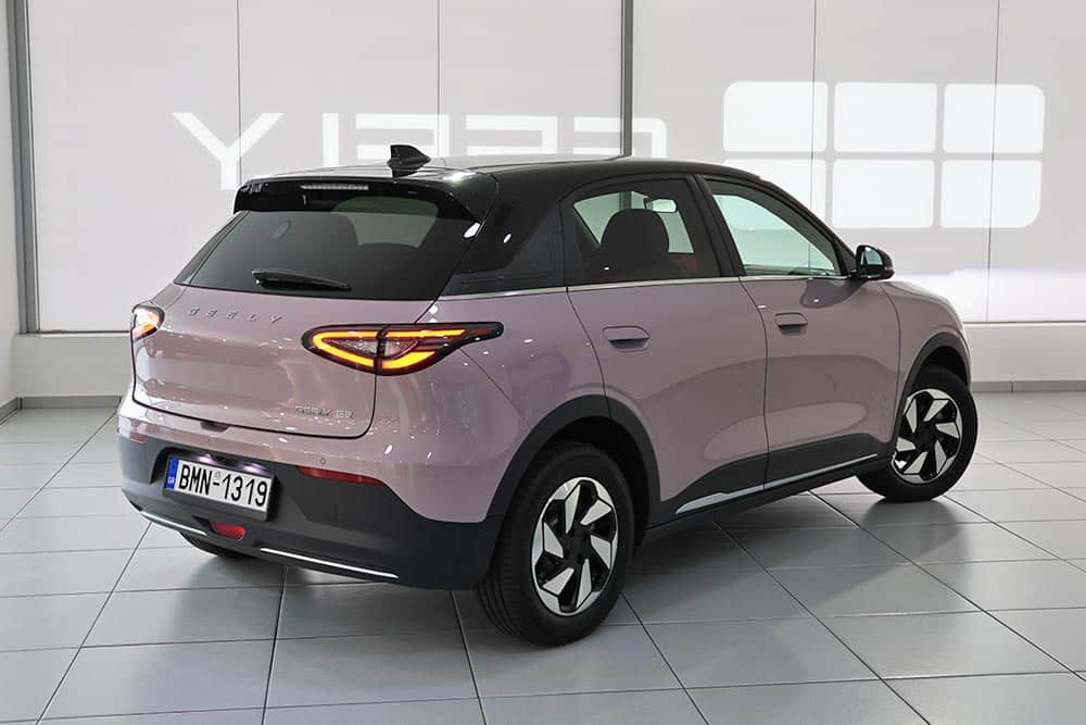 https://cdn.autogreeknews.gr/wp-content/uploads/2026/10/Geely-E2-ekthesi-7.jpg