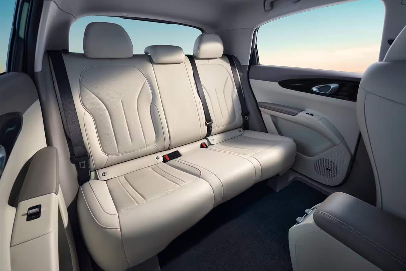 https://cdn.autogreeknews.gr/wp-content/uploads/2026/10/Geely-E2-rear-seat.jpg