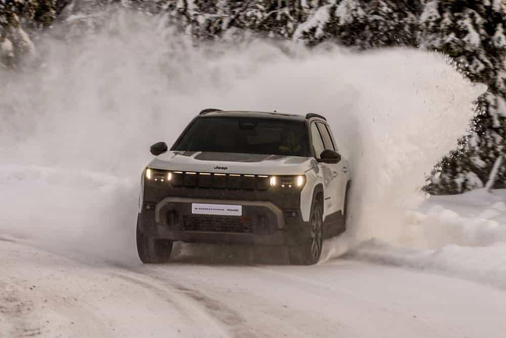 Το νέο Jeep Compass 4xe σπάει τον πάγο με 375 άλογα (+video)
