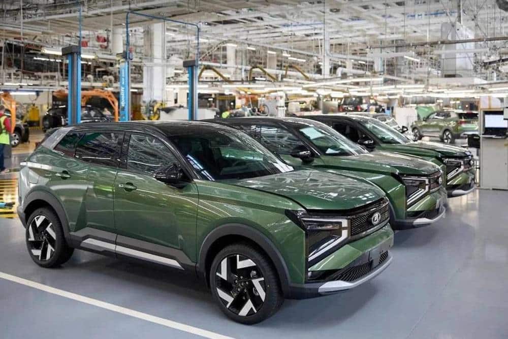 https://cdn.autogreeknews.gr/wp-content/uploads/2026/10/Lada_Azimut_production_start-1.jpg