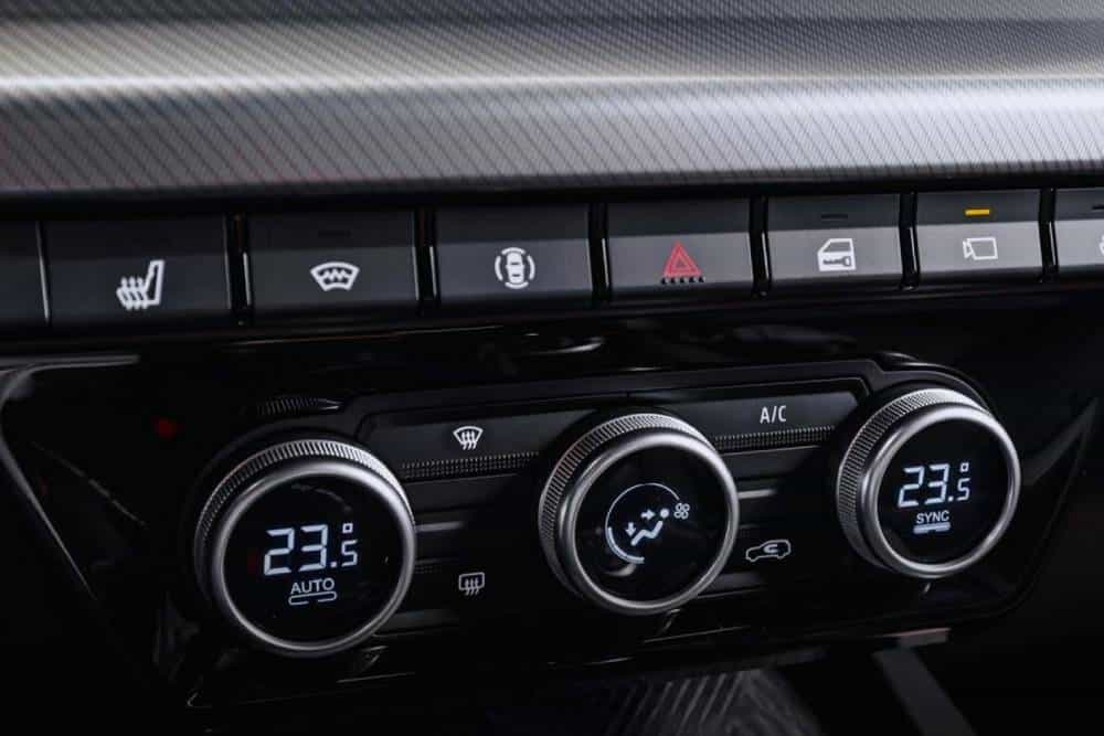 https://cdn.autogreeknews.gr/wp-content/uploads/2026/10/Lada_Azimut_production_start-3.jpg