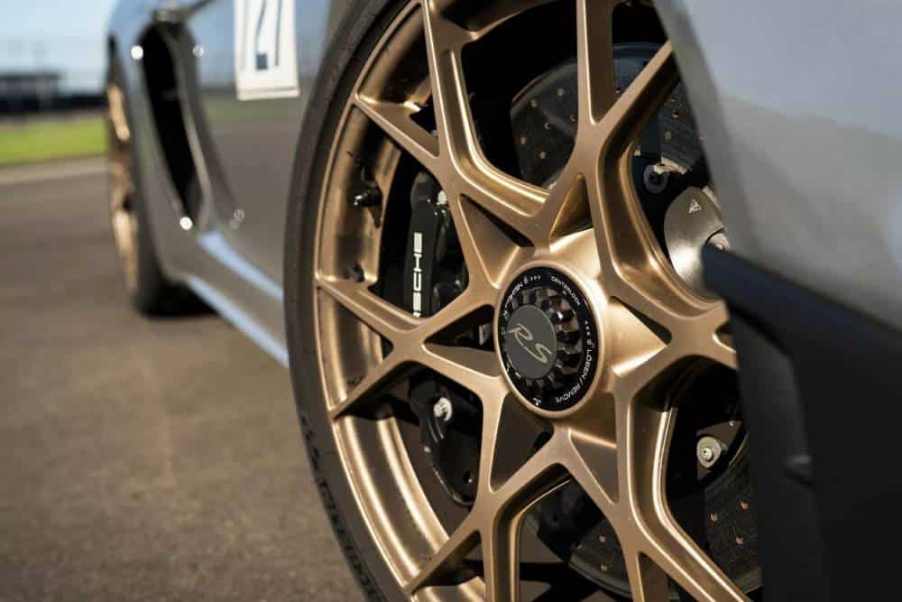 https://cdn.autogreeknews.gr/wp-content/uploads/2026/10/Porsche-Center-Lock-Wheel-1106-1.jpg