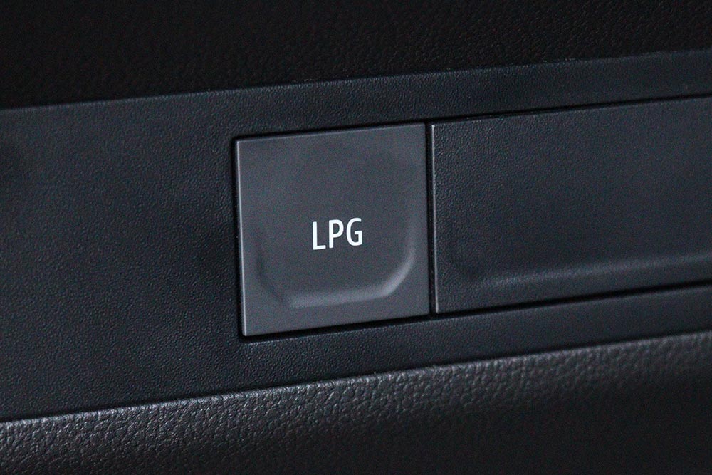 https://cdn.autogreeknews.gr/wp-content/uploads/2026/10/Renault-Captur-LPG-button.jpg