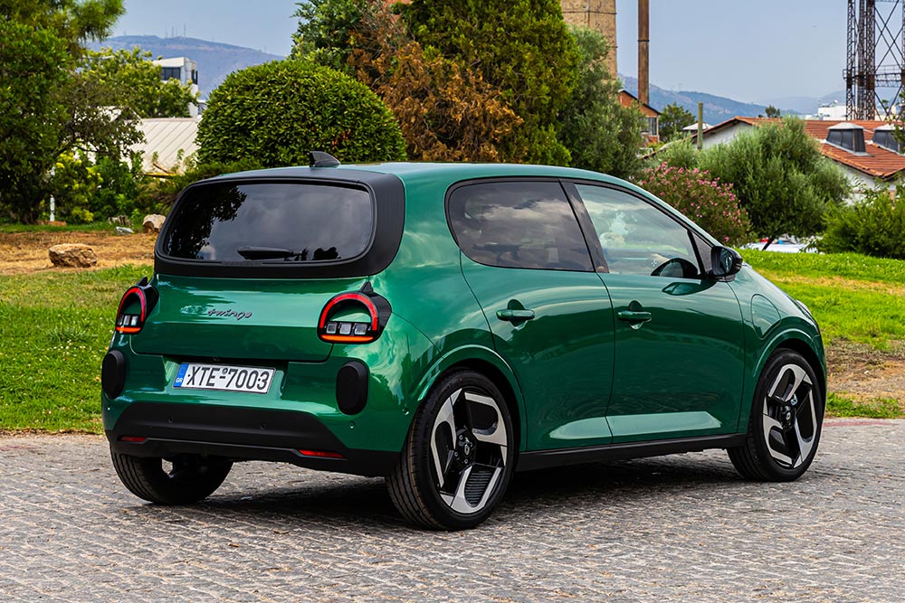 https://cdn.autogreeknews.gr/wp-content/uploads/2026/10/Renault-Twingo-E-Tech-Electric-2.jpg