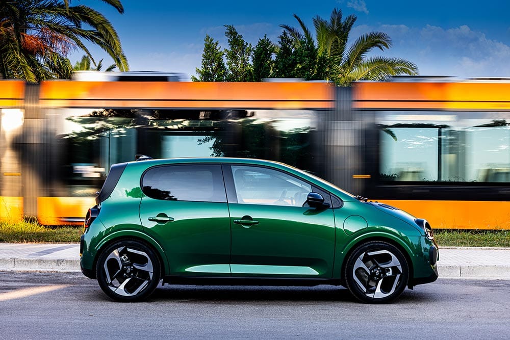 https://cdn.autogreeknews.gr/wp-content/uploads/2026/10/Renault-Twingo-E-Tech-Electric-3.jpg