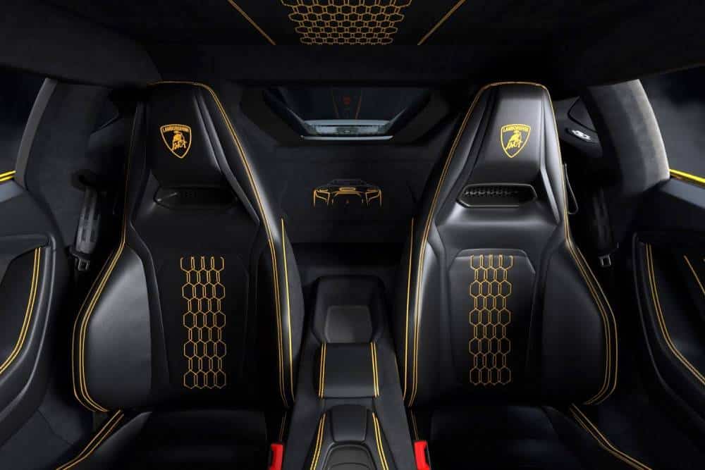 https://cdn.autogreeknews.gr/wp-content/uploads/2026/10/TemerarioTettoNero_04-Interior-H_Card-Trim_Still-l.jpg