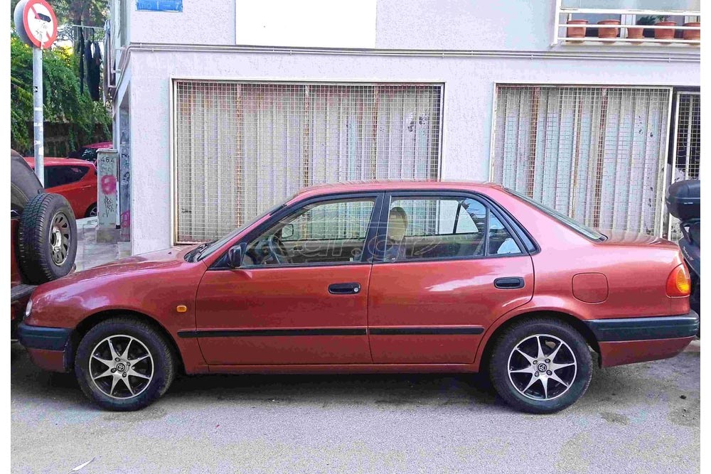 https://cdn.autogreeknews.gr/wp-content/uploads/2026/10/Toyota-Corolla-1997-used-4.jpg
