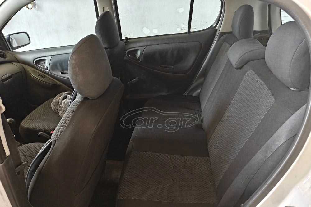 https://cdn.autogreeknews.gr/wp-content/uploads/2026/10/Toyota-Yaris-2003-used-6.jpg
