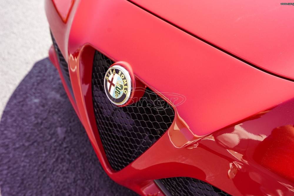 https://cdn.autogreeknews.gr/wp-content/uploads/2026/10/alfa-romeo-4c-for-sale-13.jpg