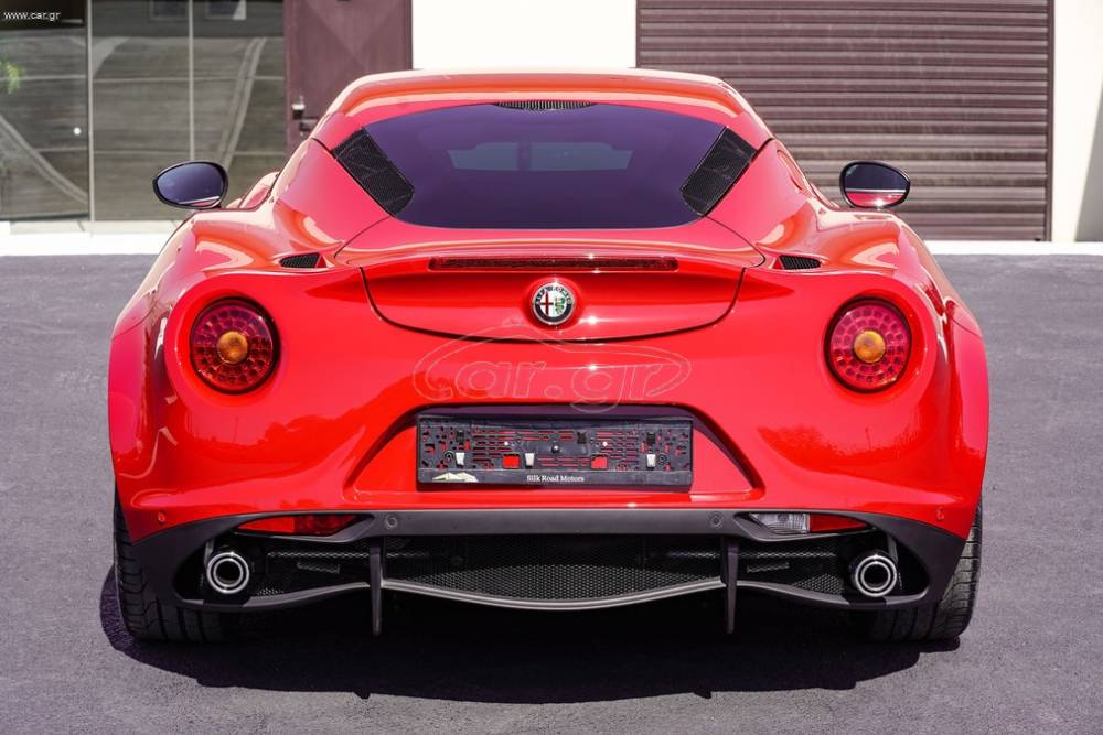 https://cdn.autogreeknews.gr/wp-content/uploads/2026/10/alfa-romeo-4c-for-sale-14.jpg