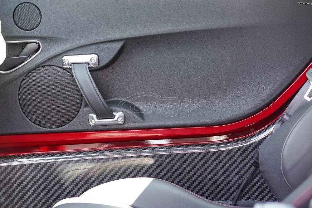 https://cdn.autogreeknews.gr/wp-content/uploads/2026/10/alfa-romeo-4c-for-sale-6.jpg