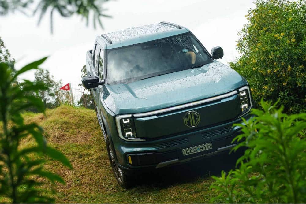 https://cdn.autogreeknews.gr/wp-content/uploads/2026/10/all-electric-mgu9-ev-1.jpg
