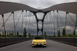b05-dynamic-yellow (1)